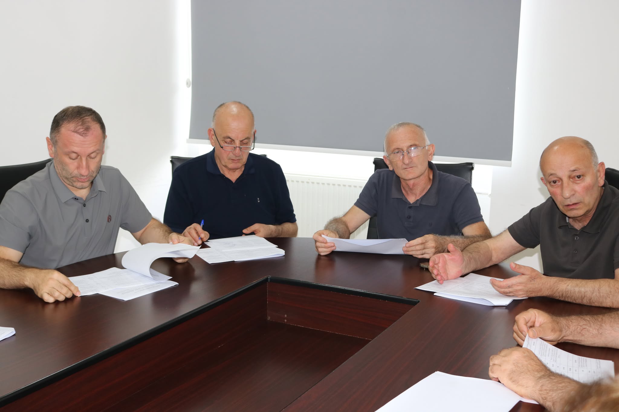 დღეს მუდმივმოქმედი კომისიის სხდომები გაიმართა